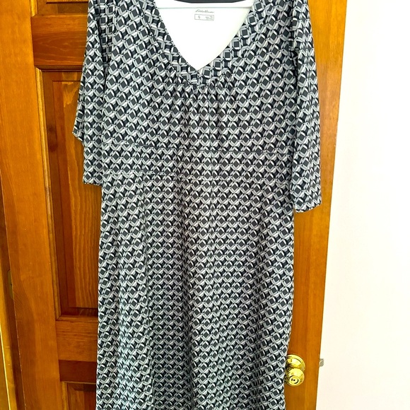Eddie Bauer Dresses & Skirts - Eddie Bauer Black and White Geometric Top